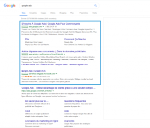 Résultats de la recherche "Google Ads". En bleu est indiqué la zone où la publicité payante est présente, ici en haut de la page